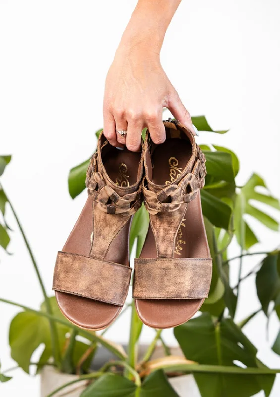 Stylish sandals for men with leather straps and simple yet sophisticated design-Loop D Loop Sandals in Tan