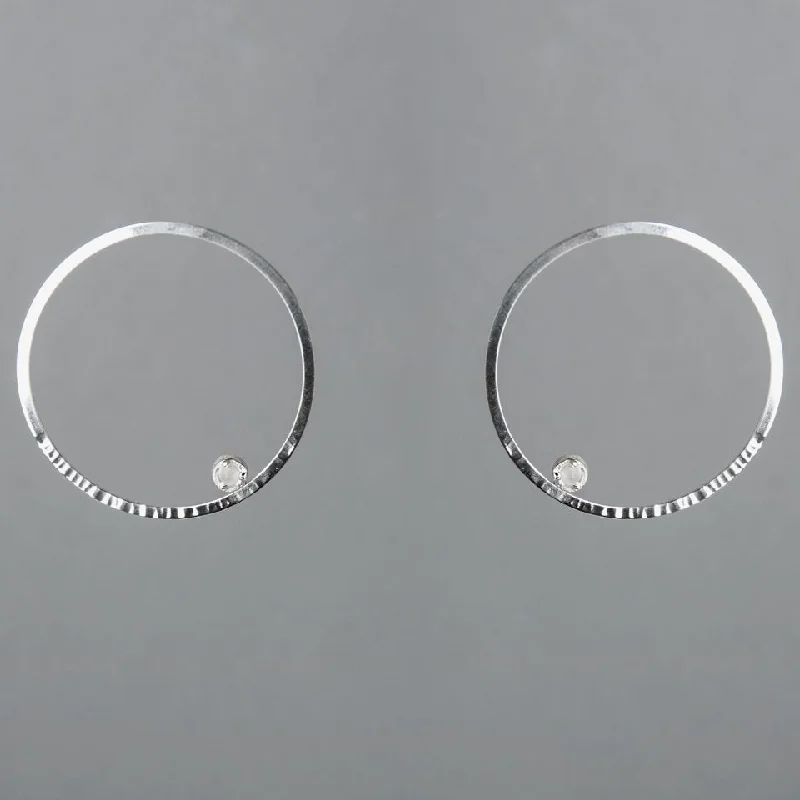 Hoop earrings with circle designs for a classic and timeless shape-MOMENT EARRING